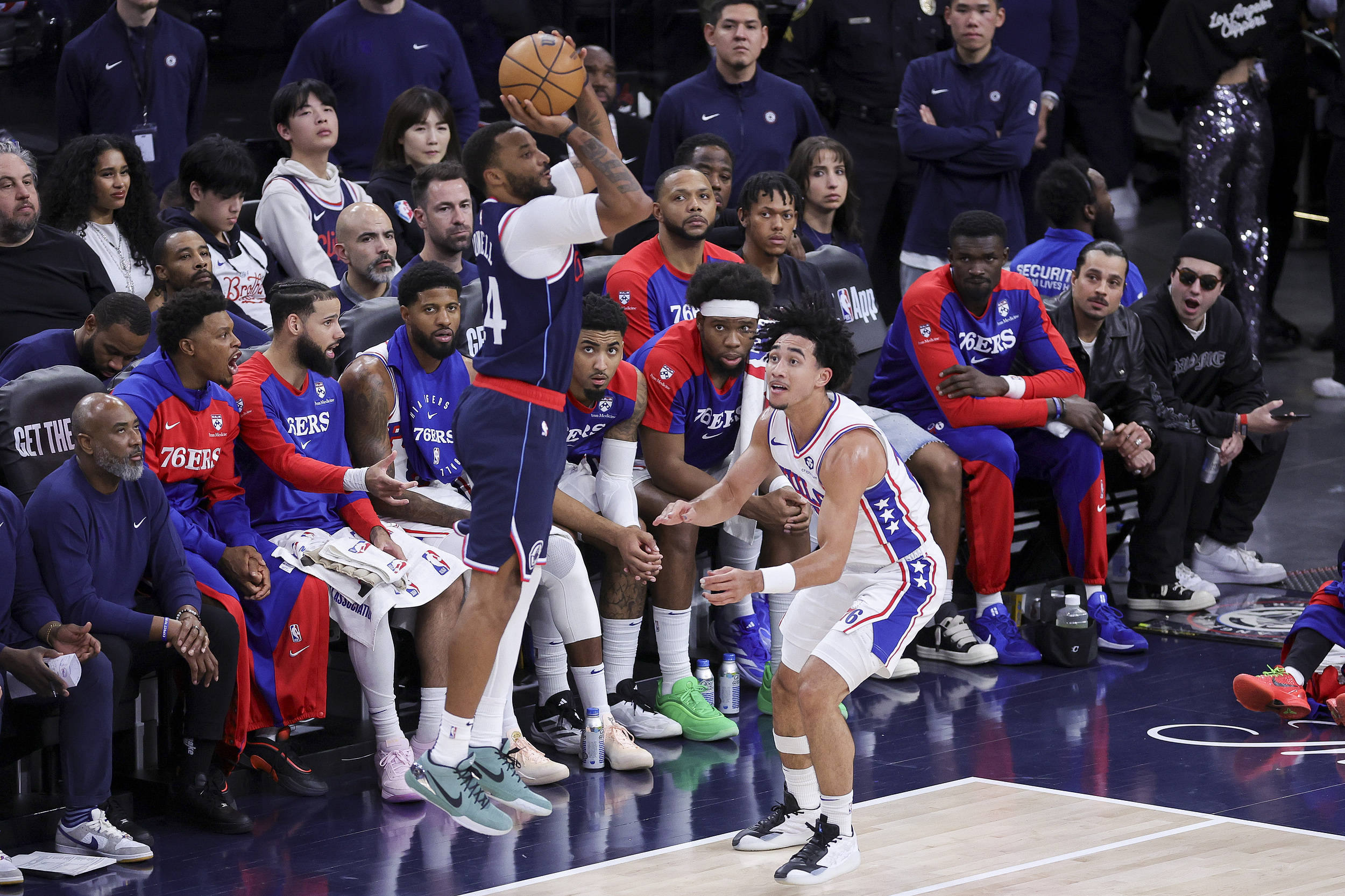 快船主场取胜武切维奇三双表现稳定