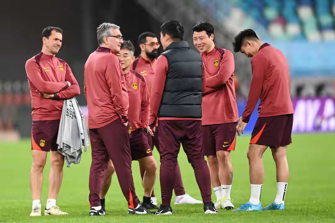 足坛焦点战役中国队再度夺魁，赢得掌声