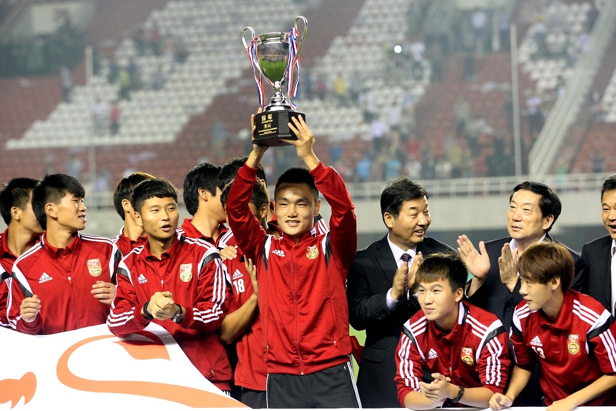 足坛焦点战役中国队再度夺魁，赢得掌声