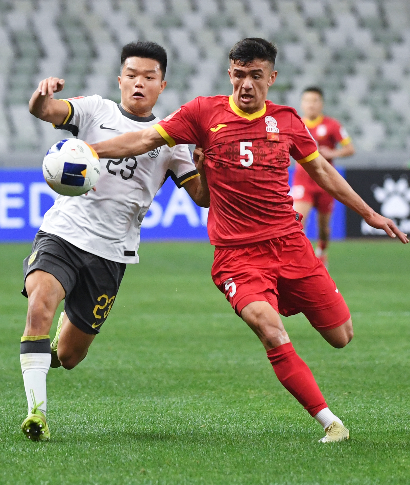 中国足球队在亚洲比赛中实现惊人的突破