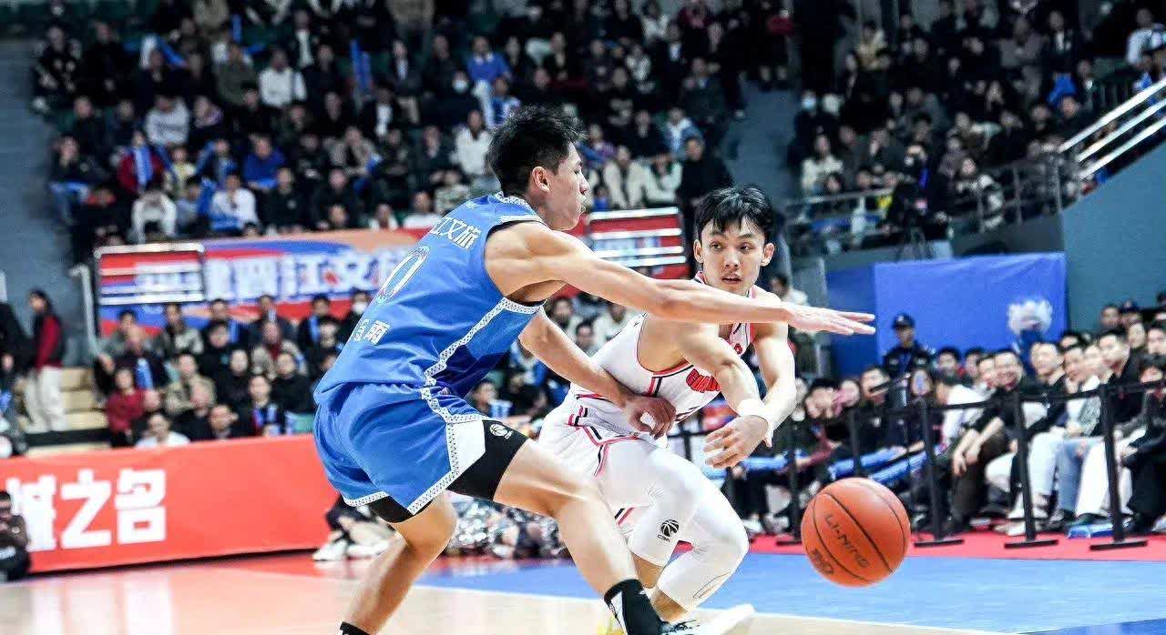 篮球联赛最新实时赛况公布，球队实力差距逐渐显现的简单介绍