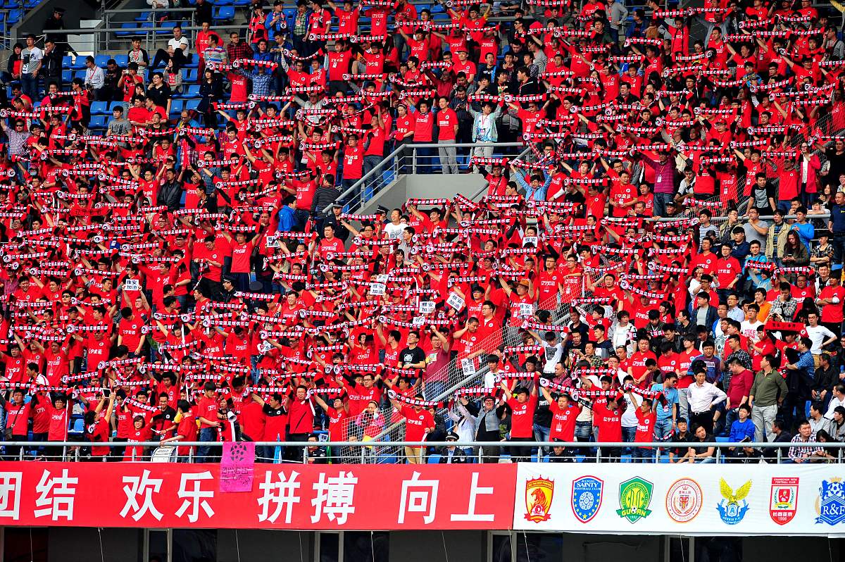 包含挑战无限！女子足球比赛气氛火爆的词条