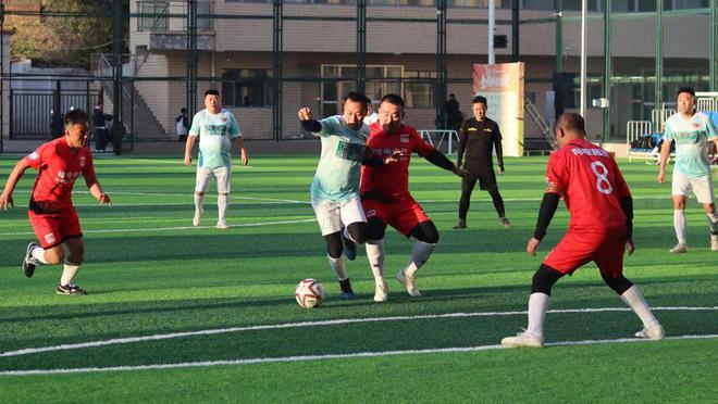 足球比赛中精彩瞬间不断涌现，激情无限的简单介绍