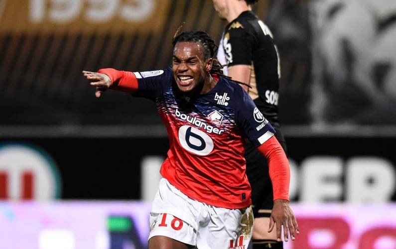 马赛球员在比赛中表现出色,受到球迷赞扬 马赛球员在比赛中表现出色,受到球迷赞扬