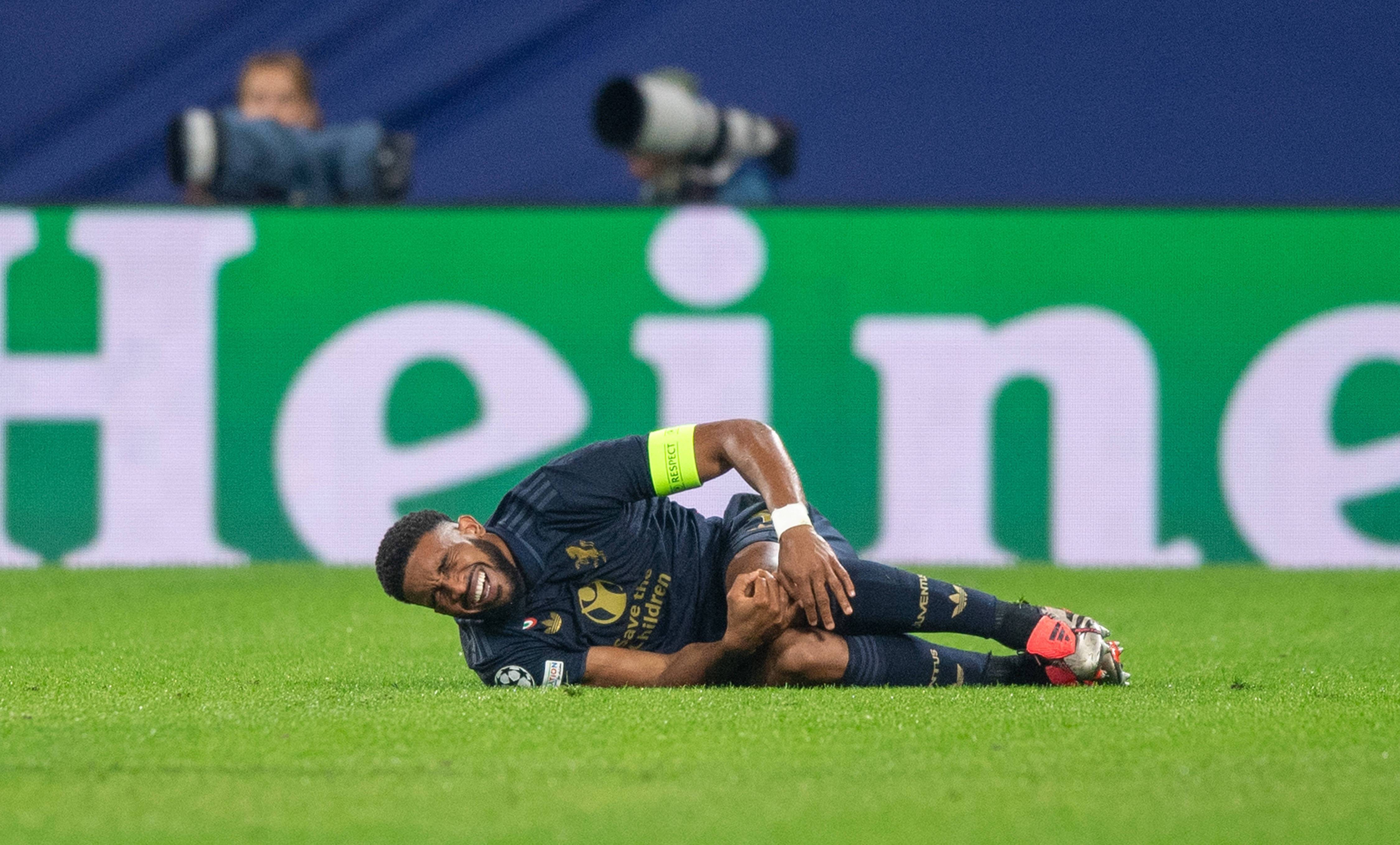 包含尤文图斯中场核心遭遇伤病困扰，球队面临困难的词条