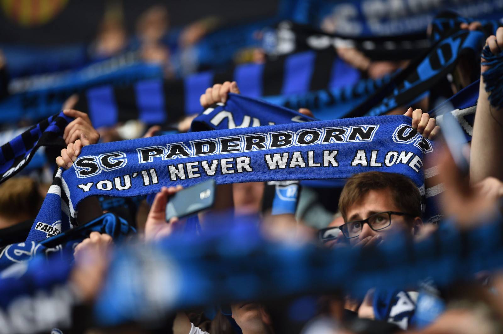 关于沙尔克遭遇连败，保级形势举步维艰的信息