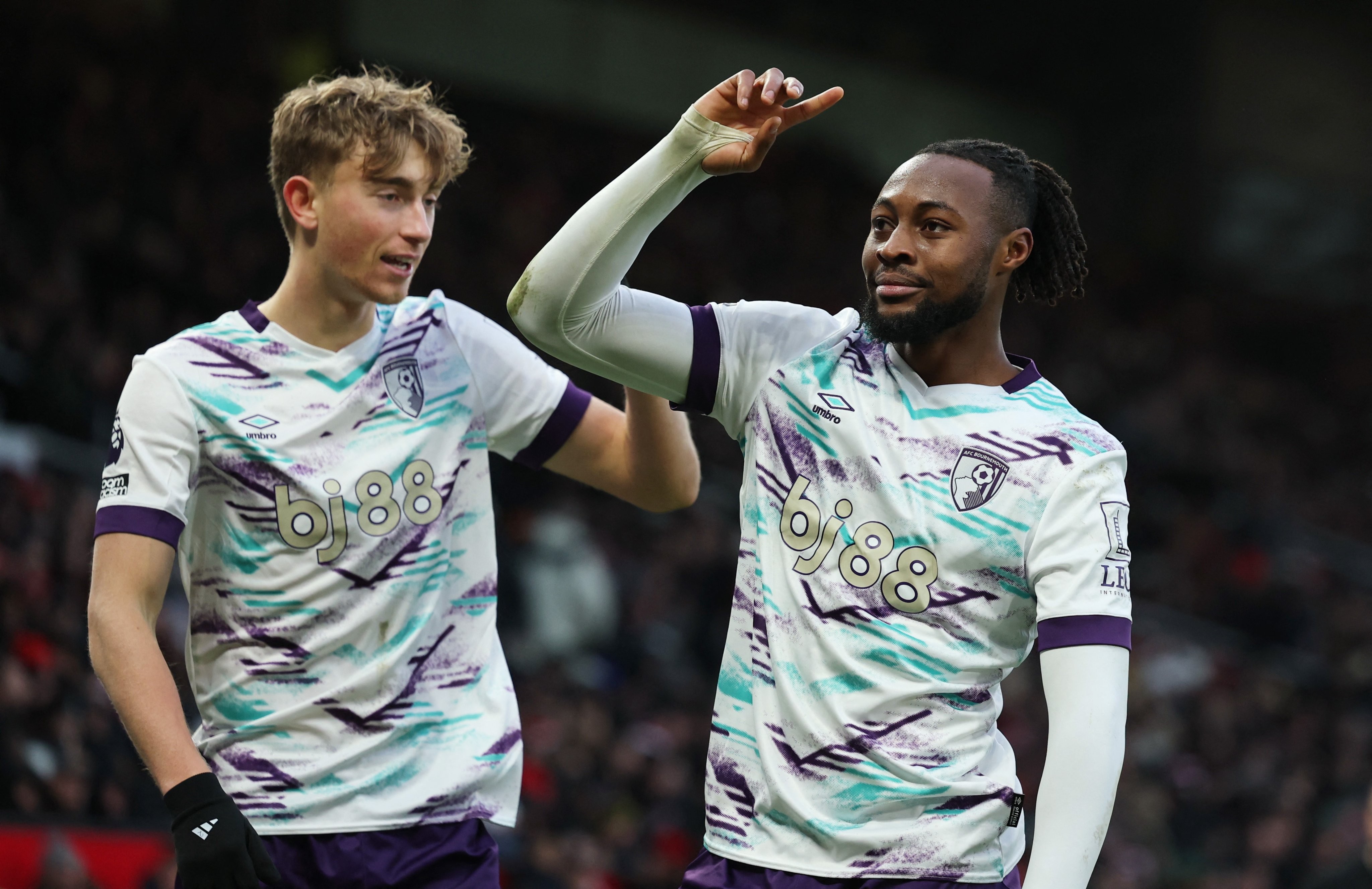 关于伯恩茅斯客场大胜，意外登顶积分榜的信息