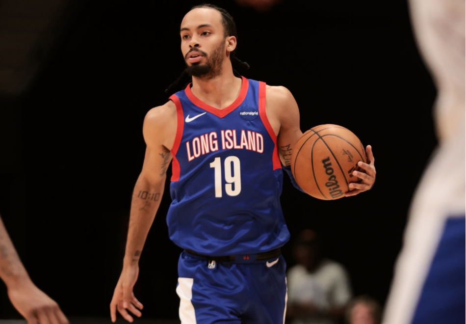 篮网队两颗新星带队床上足踏球场