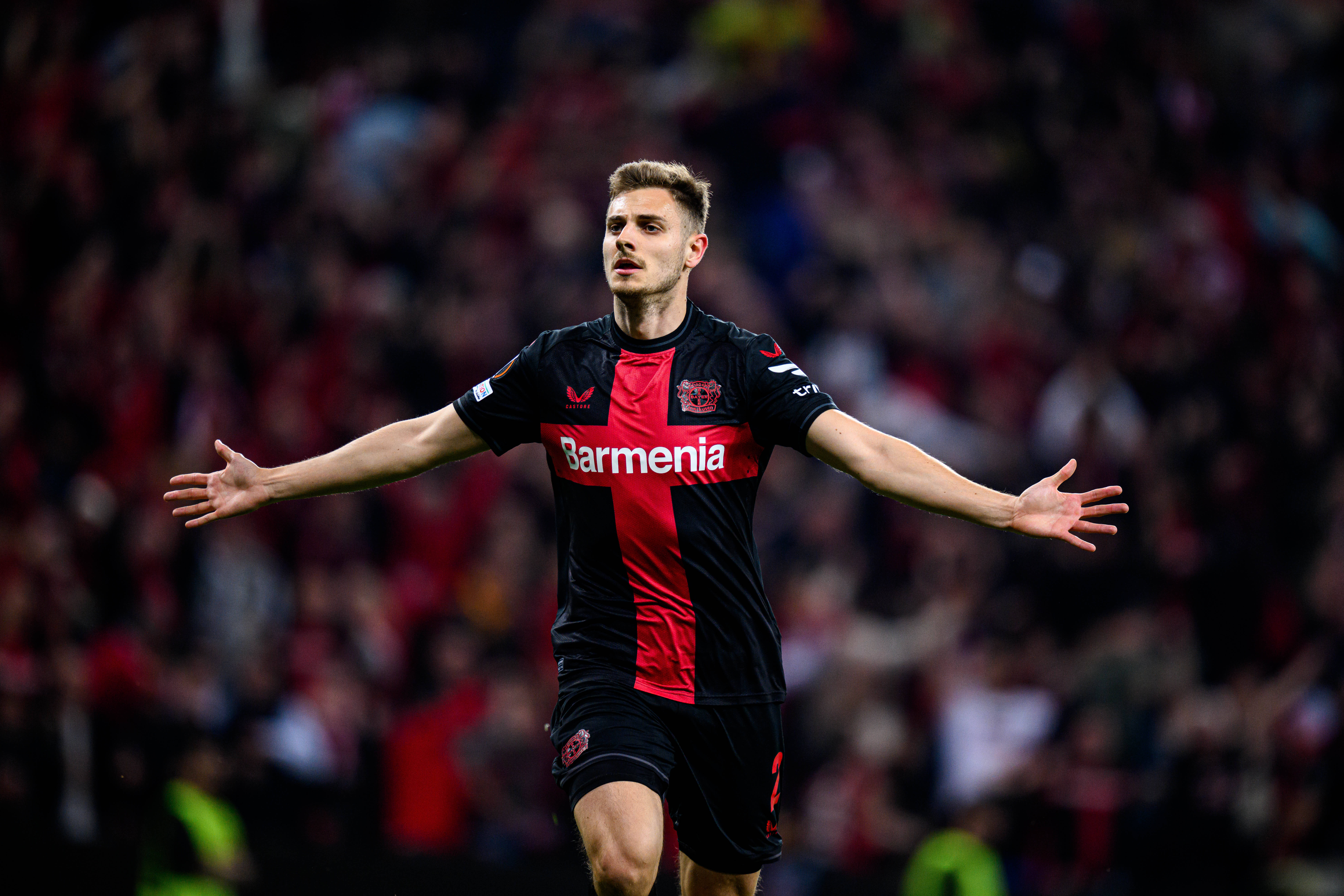 包含勒沃库森队凭借良好状态再次获胜，排名上升的词条