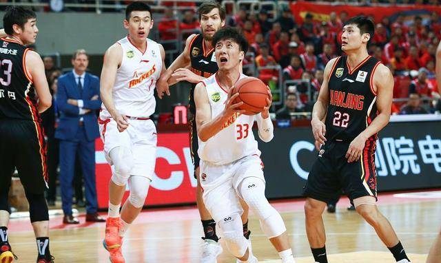 新疆男篮全队统一作战开展激烈攻守战斗的简单介绍 新疆男篮全队统一作战开展激烈攻守战斗的简单介绍