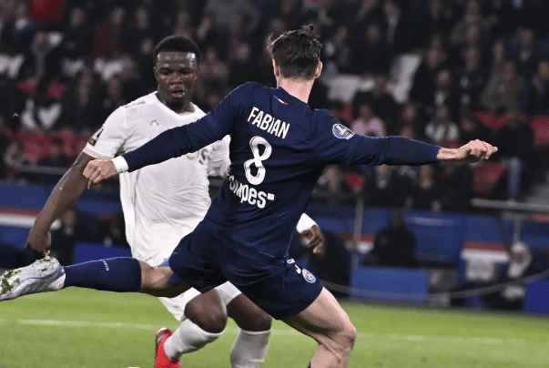 关于尼斯客场不败，战胜甘冈稳住前四位置的信息