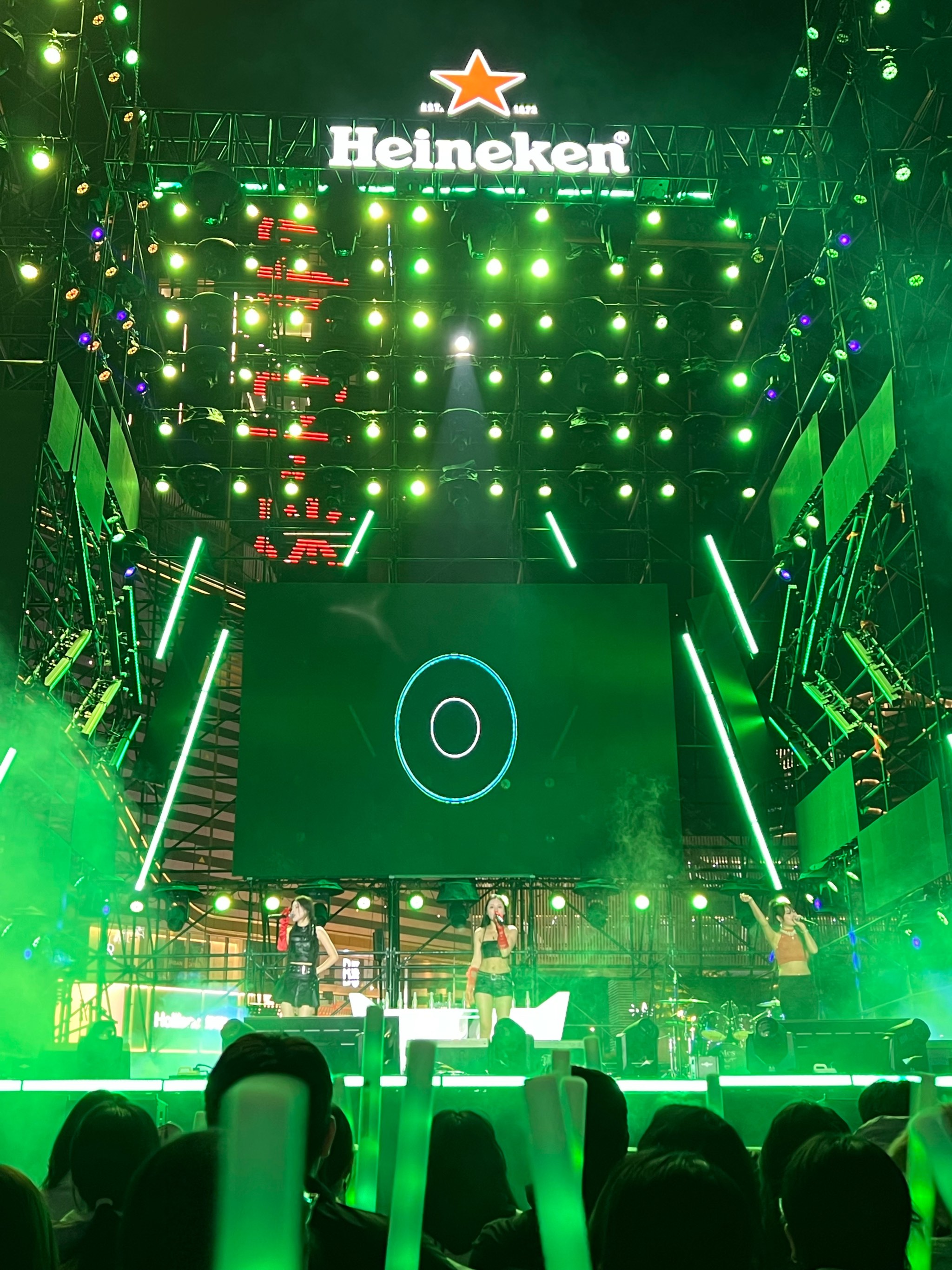 关于热浪袭来，比赛场面持续高潮迭起，激情满载的信息