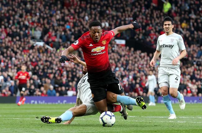 包含马夏尔梅开二度，马赛主场取得胜利的词条