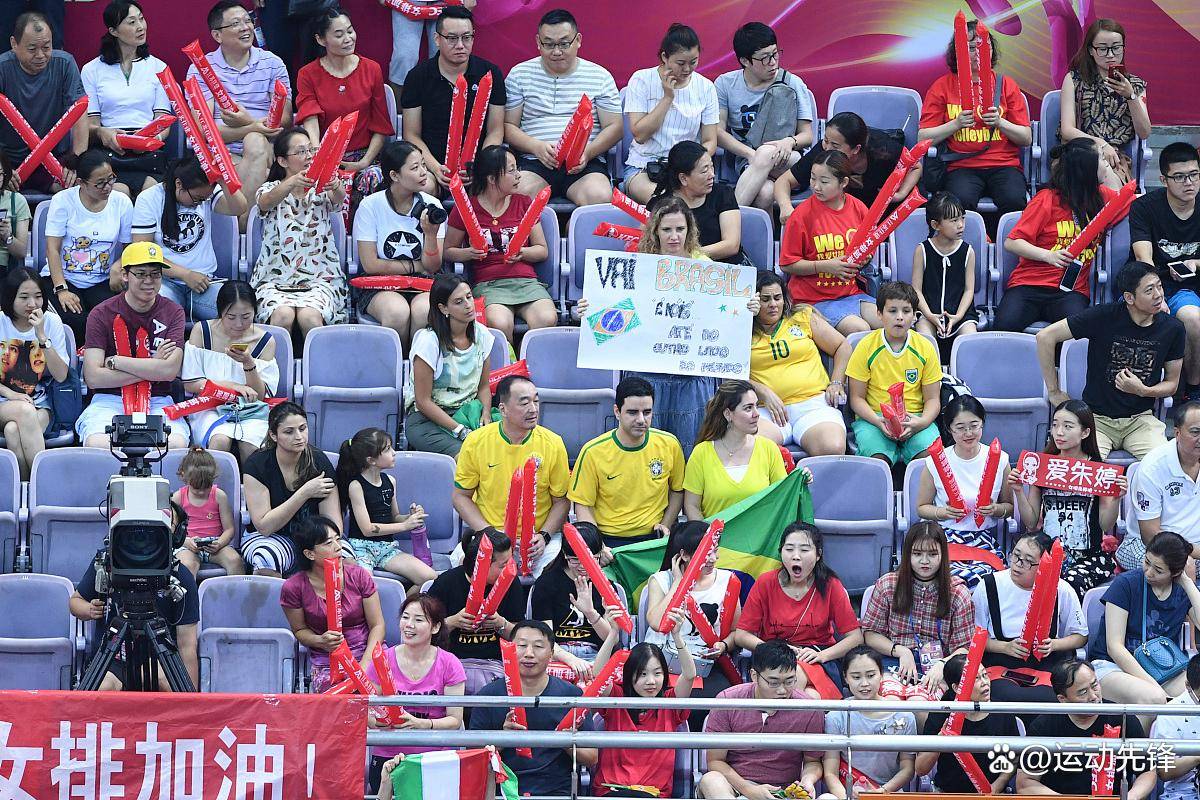 劲爆挑战!职业女足队员争夺荣誉殊荣 劲爆挑战!职业女足队员争夺荣誉殊荣