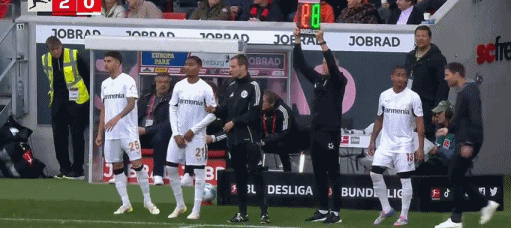 包含弗赖堡球员因违纪道歉，俱乐部立即作出处理的词条