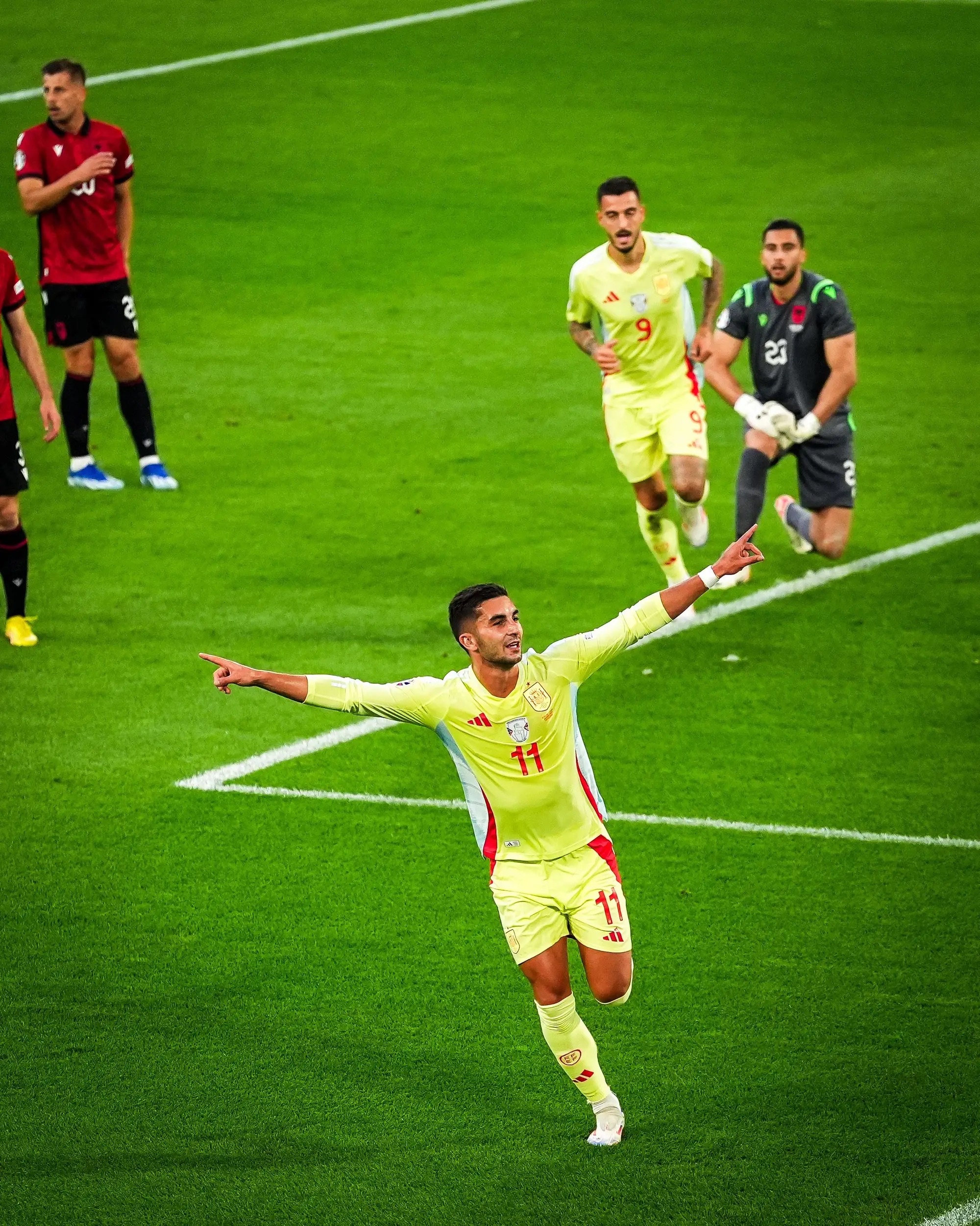 包含西班牙国家队晋级淘汰赛,展现实力的词条 包含西班牙国家队晋级淘汰赛,展现实力的词条