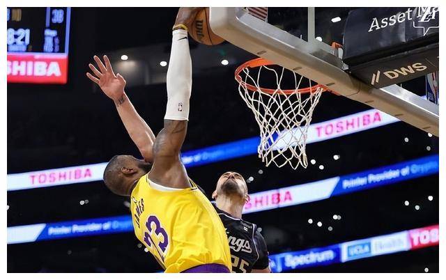 湖人击败雄鹿，浓眉砍下关键三分