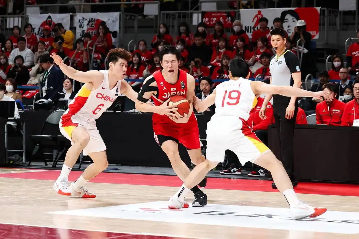 关于中国男篮强势日本男篮，丹尼·格林送出助攻的信息