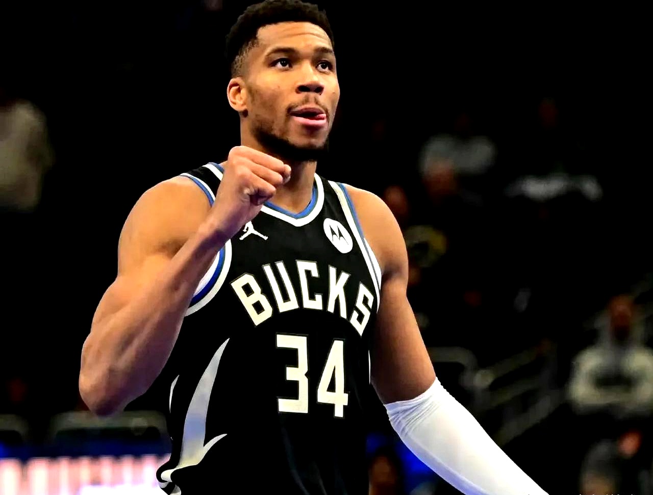 雄鹿翻盘快船，字母哥扛起全队