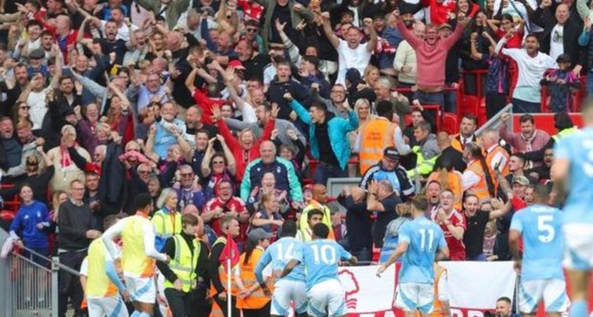 利物浦球迷狂热助阵，打造主场气氛独特